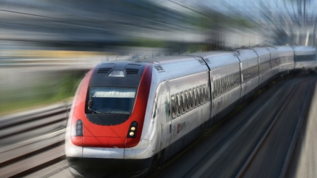 Un treno che sfreccia sui binari