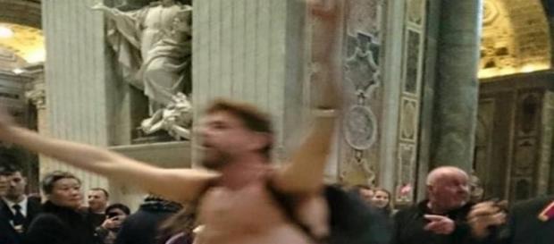 L'uomo che si è denudato a Roma L'uomo che si è denudato a Roma
