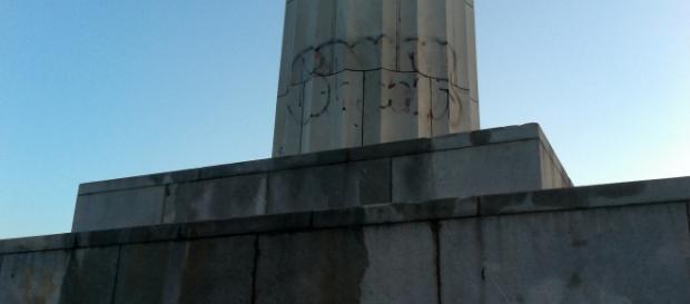 Robert E. Lee's Monument is "Tagged" Robert E. Lee's Monument is "Tagged"