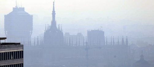 Il Duomo di Milano immerso nello smog