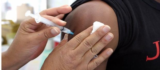 Aplicação da vacina contra a dengue Aplicação da vacina contra a dengue