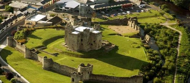 Bellos paisajes y restos históricos llenan el país Bellos paisajes y restos históricos llenan el país