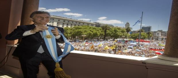 Mauricio Macri se quitó la banda y bailó un rato Mauricio Macri se quitó la banda y bailó un rato
