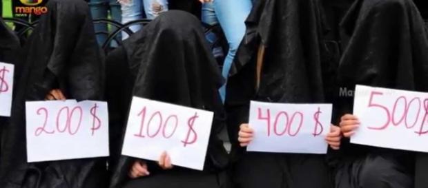 Sclave ISIS vândute la licitaţie - Sursa Youtube Sclave ISIS vândute la licitaţie - Sursa Youtube