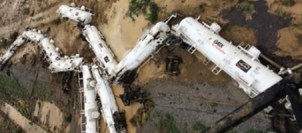 Un tren cu 200.000 l de acid sulfuric a deraiat Un tren cu 200.000 l de acid sulfuric a deraiat