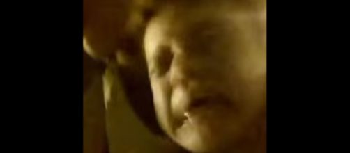 Vídeo mostra mãe torturando e enforcando o filho