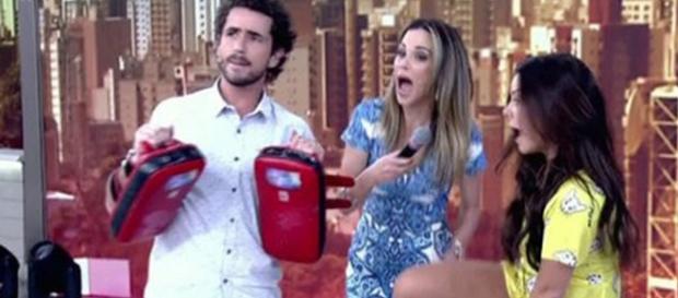 Fernanda Souza chuta Ana Furtado no Encontro Fernanda Souza chuta Ana Furtado no Encontro