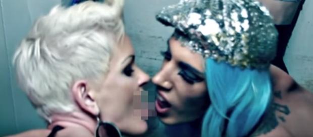 Voldo in seinem frivolen Video "Tainted Love" Voldo in seinem frivolen Video "Tainted Love"