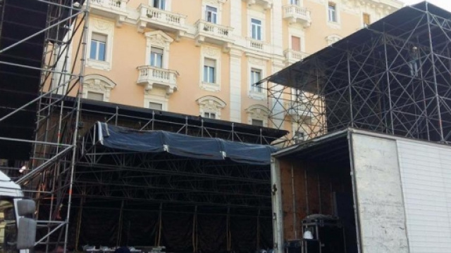 Il palco dove si esibirà il trio "Il Volo"