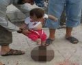 Estado Islâmico divulga imagem de bebê chutando cabeça de homem decapitado