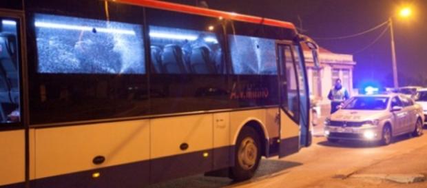 Autocarro atingido com dois tiros Autocarro atingido com dois tiros