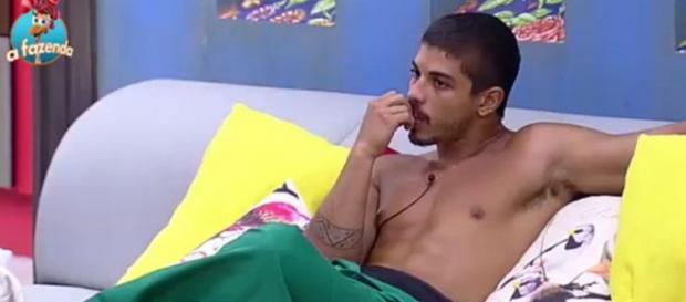 Douglas fica furioso com traição de Rayanne Douglas fica furioso com traição de Rayanne