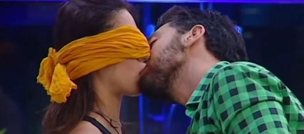 Grande Fratello: Alessandro ha baciato Desiree Grande Fratello: Alessandro ha baciato Desiree