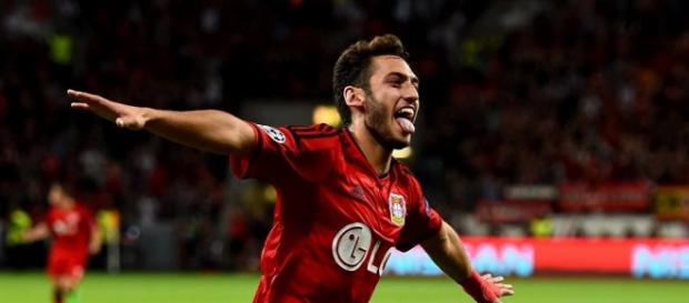 Hakan Calhanoglu vor dem Abluf aus Leverkusen Hakan Calhanoglu vor dem Abluf aus Leverkusen