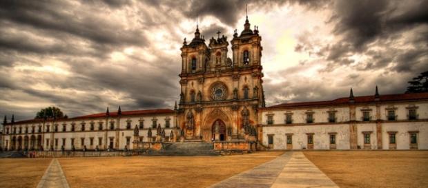 Mosteiro de Alcobaça vai ser hotel de luxo. Mosteiro de Alcobaça vai ser hotel de luxo.
