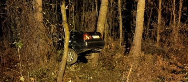 No primeiro acidente carro ficou suspenso. No primeiro acidente carro ficou suspenso.