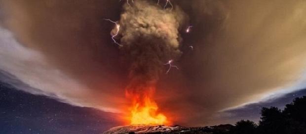 O Vulcão Etna durante a erupção O Vulcão Etna durante a erupção