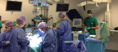 Sanitari durante un intervento in sala operatoria