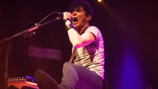 Andrea Appino durante un suo concerto