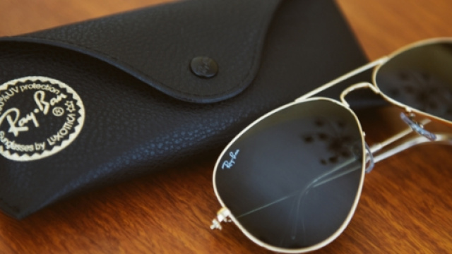 Un tipico paio di occhiali Ray-Ban