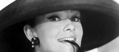 Audrey Hepburn meravigliosa Holly Golightly.