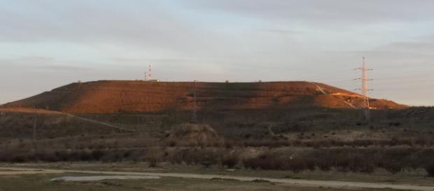 El cerro Almodóvar (Madrid) en la puesta de Sol. El cerro Almodóvar (Madrid) en la puesta de Sol.