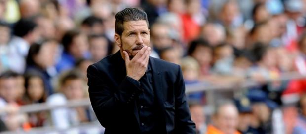 Simeone dirigiendo un partido desde la banda Simeone dirigiendo un partido desde la banda