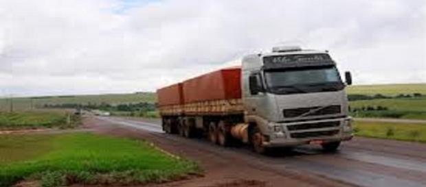 Um caminhoneiro pela estrada afora Um caminhoneiro pela estrada afora
