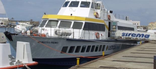 Un aliscafo della compagnia "Ustica Lines" Un aliscafo della compagnia "Ustica Lines"