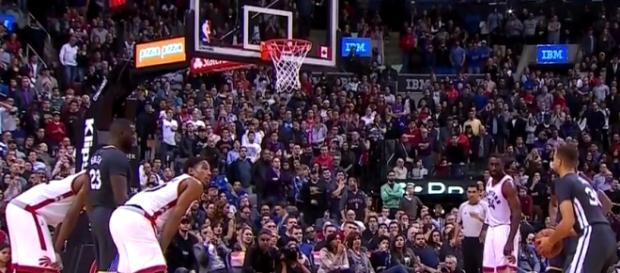 Stephen Curry anotó los tiros libres decisivos Stephen Curry anotó los tiros libres decisivos