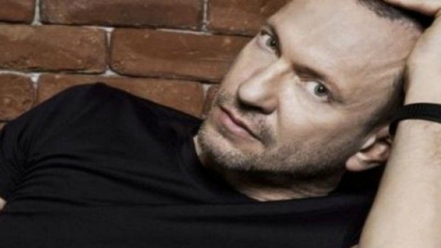 Biagio Antonacci in una delle sue pose