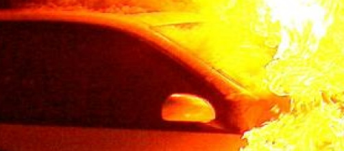 Auto in fiamme, intervento dei pompieri