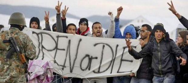 ”Deschideţi sau muriţi” - mesaj scris de imigranţi ”Deschideţi sau muriţi” - mesaj scris de imigranţi