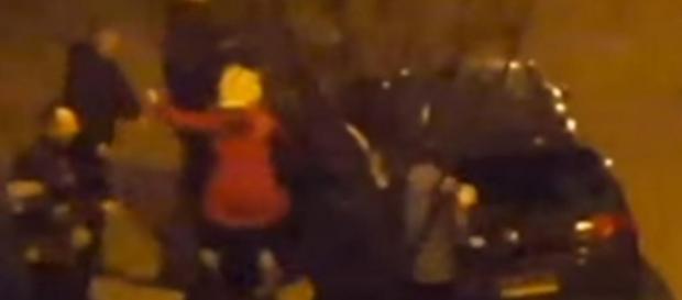 Polacy biją się po kościołem w Londynie Polacy biją się po kościołem w Londynie