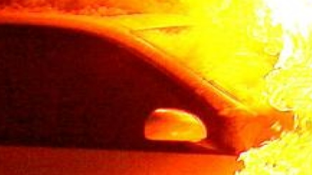 Auto in fiamme, intervento dei pompieri
