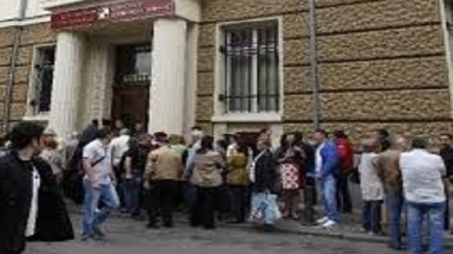 Vittime del 'salva banche' corrono agli sportelli