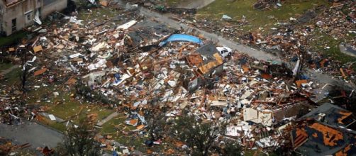 Case distrutte dal tornado a Garland