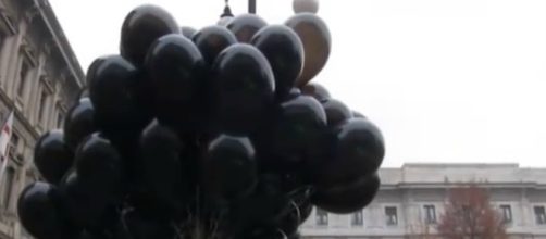 I palloncini neri della manifestazione