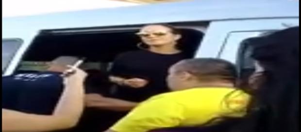 Claudia Leitte nega pedido de fãs Claudia Leitte nega pedido de fãs