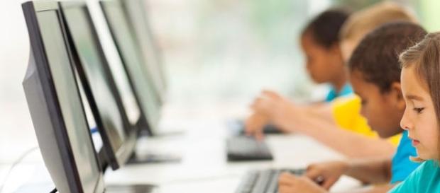 Crianças se familiarizando com o computador Crianças se familiarizando com o computador