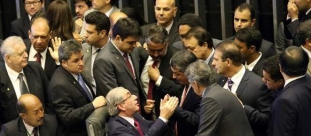 Deputados destróem urnas e fazem tumulto Deputados destróem urnas e fazem tumulto
