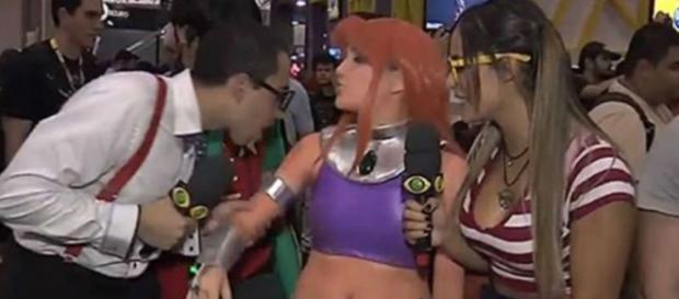 Integrante do Pânico lambe cosplay no evento CCXP Integrante do Pânico lambe cosplay no evento CCXP