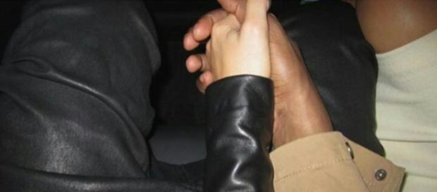 Na foto, o casal logo após dar à luz ao filho. Na foto, o casal logo após dar à luz ao filho.