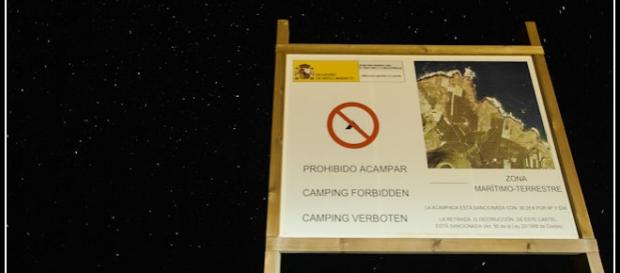 Prohibido acampar, pernoctar y hacer vivac Prohibido acampar, pernoctar y hacer vivac