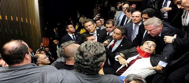Tumulto e briga marcam dia na Câmara dos Deputados Tumulto e briga marcam dia na Câmara dos Deputados