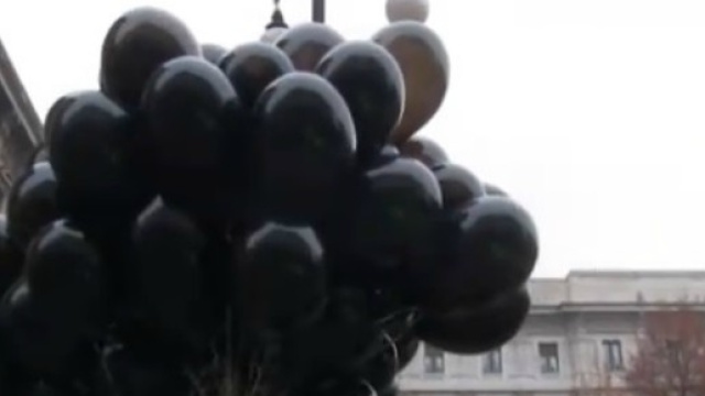 I palloncini neri della manifestazione