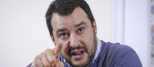 Salvini che parla ai cittadini.