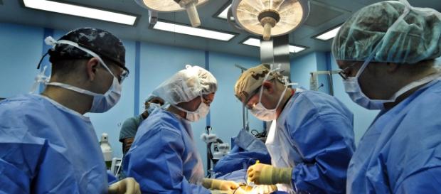 Cadre medicale efectuând o operaţie chirurgicală Cadre medicale efectuând o operaţie chirurgicală