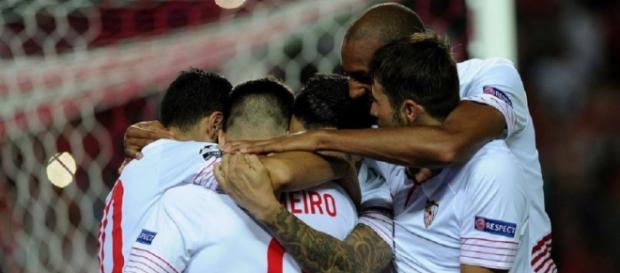 Jugadores del Sevilla celebrando uno de los goles. Jugadores del Sevilla celebrando uno de los goles.