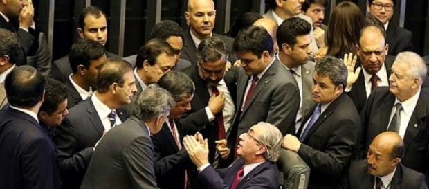 STF suspende andamento do impeachment STF suspende andamento do impeachment